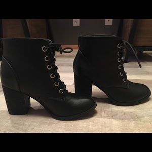 Women’s lace up boots